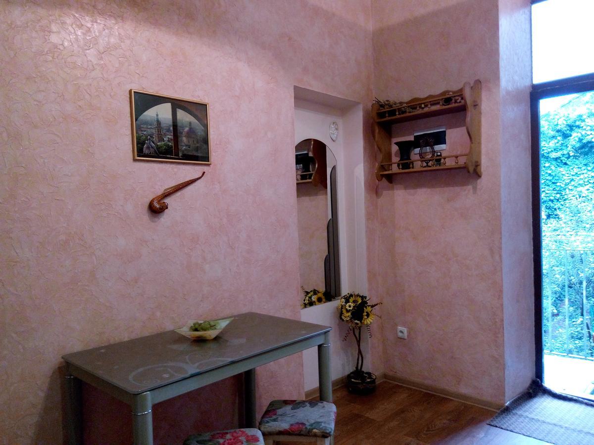 Apartamento Flat On Sheptytskykh Leópolis Exterior foto