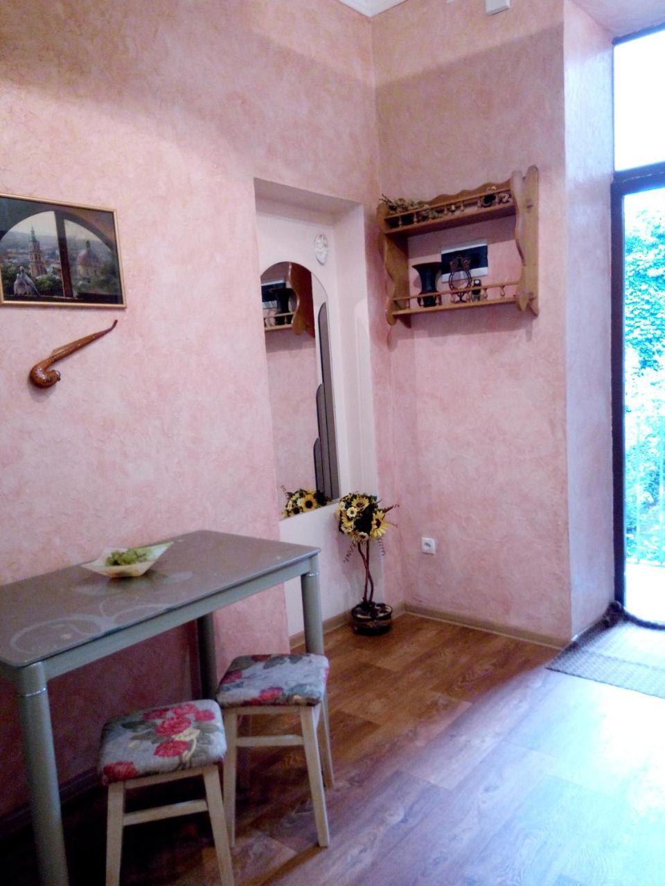 Apartamento Flat On Sheptytskykh Leópolis Exterior foto